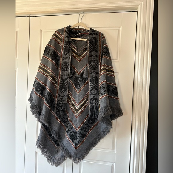 Tejidos Diaz- Gray Woven Ecuadorian Poncho - Picture 8 of 10